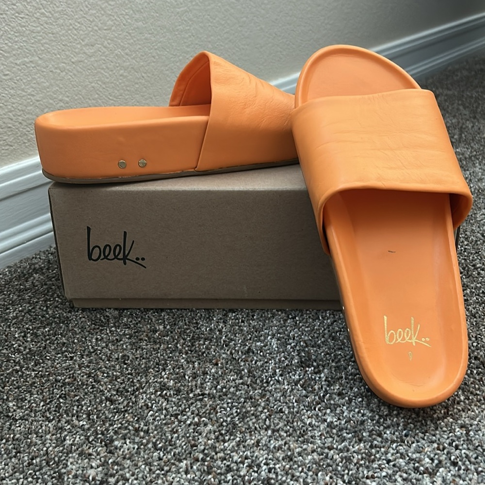 Beek Vibrant Orange Slides
Brand new
Never worn with box - Picture 3 of 5